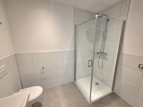 Gästebad mit Dusche - 