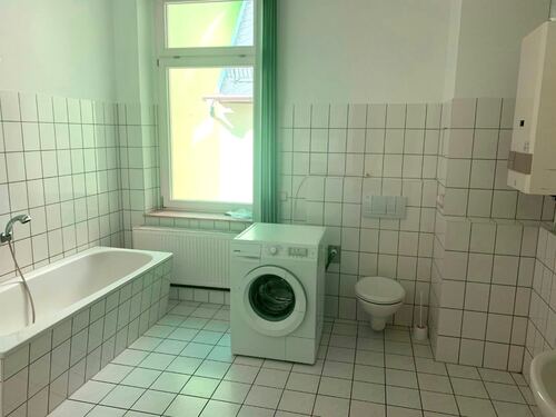 Bad mit Wanne, WC und Waschbecken 2.OG - 
