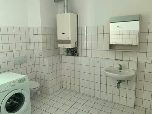 Bad mit Wanne, WC und Waschbecken 2.OG - 