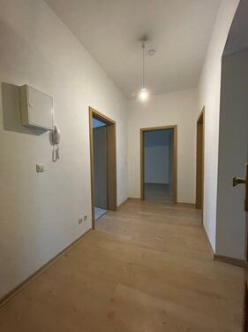 Flur - Blick von der Wohnungstür - Etagenwohnung mit 76,39 m² in Chemnitz zum Kaufen