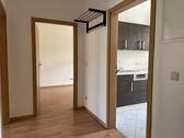 Flur mit Blick in Küche und Schlafzimmer - 2 Zimmer Etagenwohnung in Chemnitz