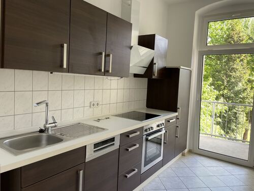 Küche und Tür zum Balkon - Etagenwohnung mit 58,18 m&sup2; in Chemnitz zum Kaufen