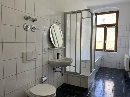 Tageslicht-Bad mit Dusche und Wanne - 