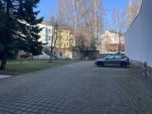 großes Grundstück mit Stellplätzen - 