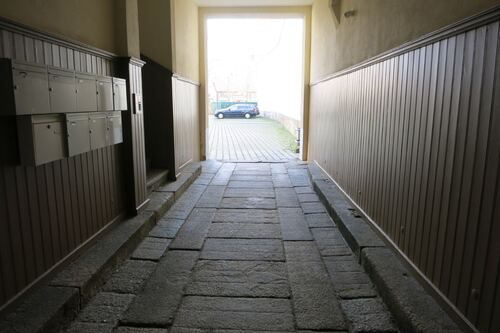 Hof-Zufahrt und Zugang zum Treppenhaus - 