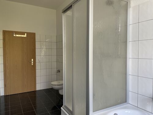 Waschmaschinenanschluss rechts neben der Flur-Tür - 