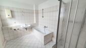 Tageslichtbad mit Wanne und Dusche - 