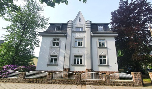 Hausansicht Straßenseite - 5 Zimmer Etagenwohnung in Limbach-Oberfrohna