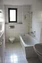 Bad mit Wanne, WC, Waschbecken und Fenster - 