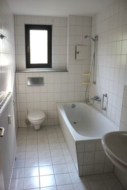 Bad mit Wanne, WC, Waschbecken und Fenster - 