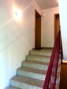 Treppenhaus mit Wohnungstür - 