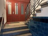 Treppenhaus mit Wohnungstür rechts - Erdgeschoßwohnung mit 71,90 m&sup2; in Chemnitz zur Miete