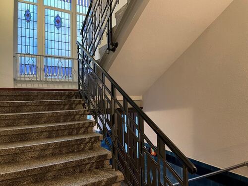 Treppenhaus mit Bleiglas-Fenster - 