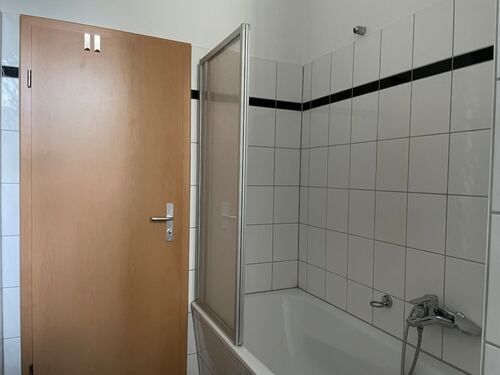 Wanne mit Duschaufsatz - 