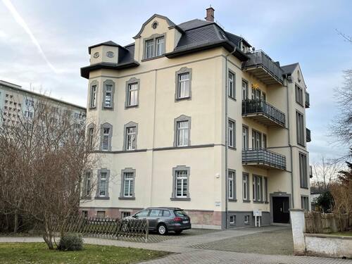 Hausansicht mit Eingangsbereich - 3 Zimmer Erdgeschoßwohnung zur Miete in Chemnitz