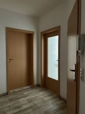 Flur mit Tür zu Küche (links) - 