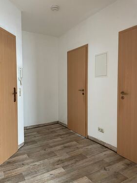 Flur mit Wohnungstür links - 