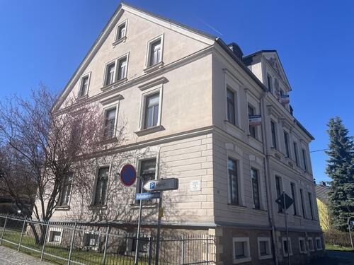 Hausansicht mit Wohnung im 1. OG - Für EIGENNUTZER ! Individuell gestaltbare Wohnung im 1. OG - mit Balkon, Garage und Stellplatz!