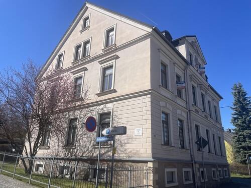 Hausansicht mit Wohnung im 1. OG - 2 Zimmer Etagenwohnung in Bärenstein
