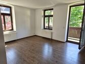 Wohnzimmer mit Zugang zum Balkon - 