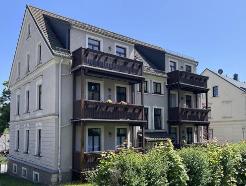 Hausansicht - Hofseite mit großen Balkonen - 10 Zimmer Etagenwohnung zum Kaufen in Bärenstein