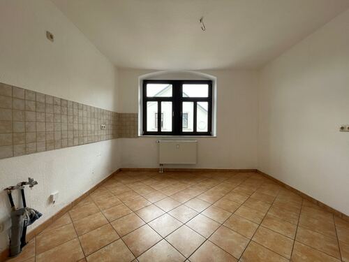 Küche mit Fenster und Fliesenspiegel - 