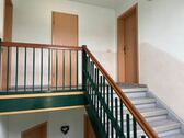 Treppenhaus mit Wohnungstür rechts - 