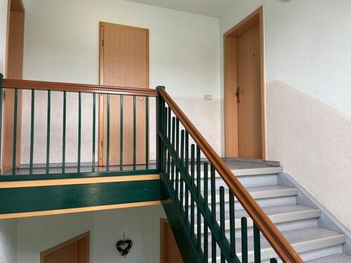 Treppenhaus mit Wohnungstür rechts - 