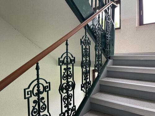 Detail Treppengeländer - Dachgeschoßwohnung mit 77,52 m&sup2; in Bärenstein zum Kaufen