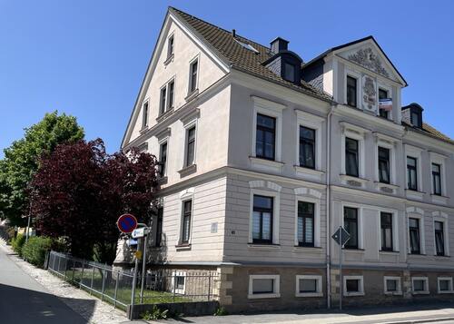 Hausansicht mit Whg. im DG links - 3 Zimmer Dachgeschoßwohnung zum Kaufen in Bärenstein