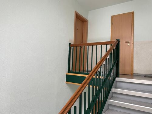Treppenhaus mit Wohnungstür links - Dachgeschoßwohnung mit 80,82 m&sup2; in Bärenstein zum Kaufen