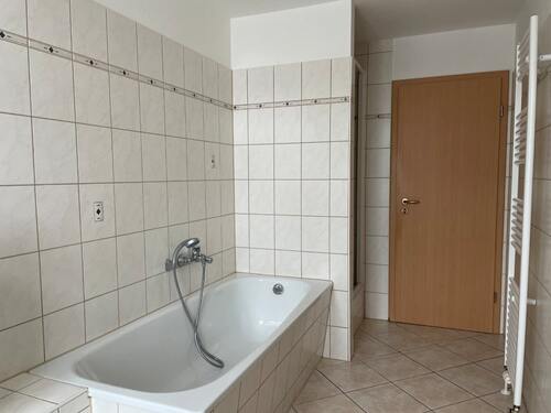 Wanne und Handtuchheizkörper - 