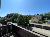 Blick vom Balkon zu u. a. Garage und Stellplatz - 