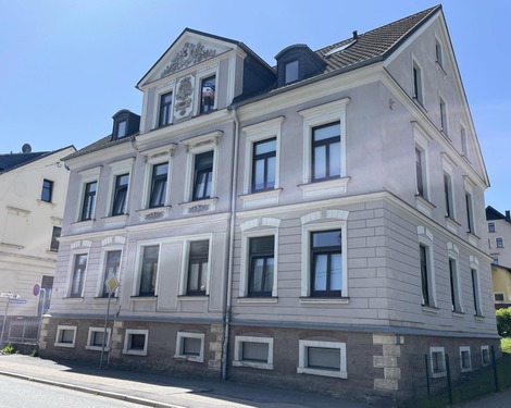 Hausansicht mit Wohnung im DG rechts - 3 Zimmer Dachgeschoßwohnung zum Kaufen in Bärenstein