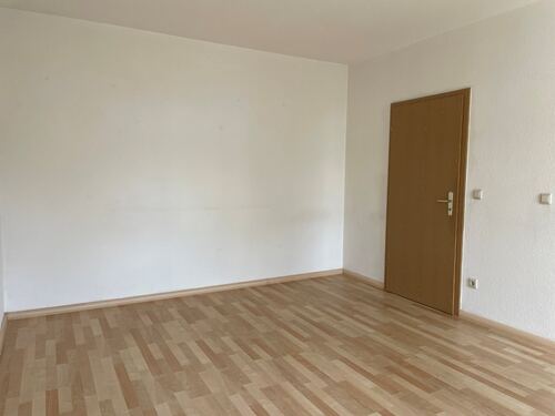 Wohnzimmer mit Tür zum Flur - 