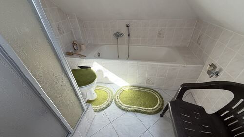 Bad mit Wanne, WC und Dusche im DG - 