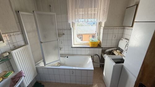 Bad mit Wanne uns WC im 1.OG - Mehrfamilienhaus, Wohnhaus mit 115,00 m&sup2; in Geringswalde zum Kaufen