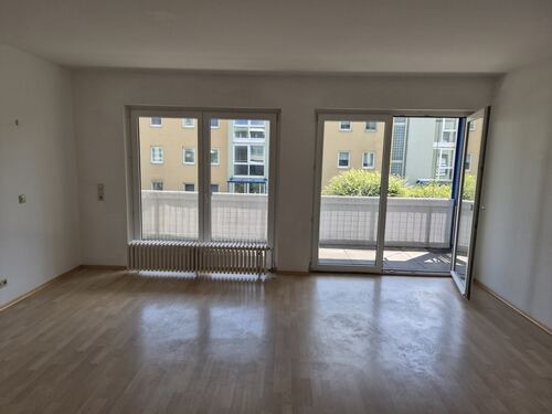 Wohnzimmer mit Zugang zum Balkon - Etagenwohnung mit 54,00 m&sup2; in Chemnitz zur Miete