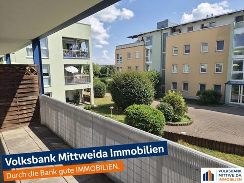 Blick vom Balkon in den Innenhof - Grüne Aussichten inklusive! Helle 2-Zimmer-Wohnung mit Balkon