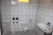 Bad mit Wanne, WC und Waschbecken - 