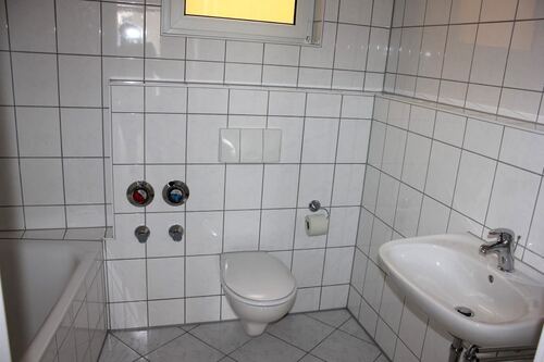 Bad mit Wanne, WC und Waschbecken - 