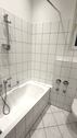 Bad mit Wanne, WC und Waschbecken - 