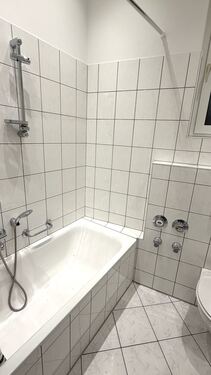 Bad mit Wanne, WC und Waschbecken - 