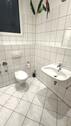 Bad mit Wanne, WC und Waschbecken - 