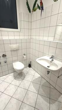 Bad mit Wanne, WC und Waschbecken - 