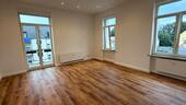Wohnzimmer mit Ausgang zum Balkon - 1 Zimmer Etagenwohnung zur Miete in Mittweida