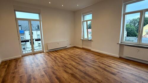 Wohnzimmer mit Ausgang zum Balkon - 1 Zimmer Etagenwohnung zur Miete in Mittweida