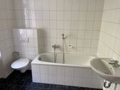 Badewanne mit Duschmöglichkeit - 