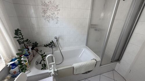 Bad im OG mit Wanne und Dusche - 