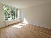 große Fensterflächen im Wohnzimmer - 